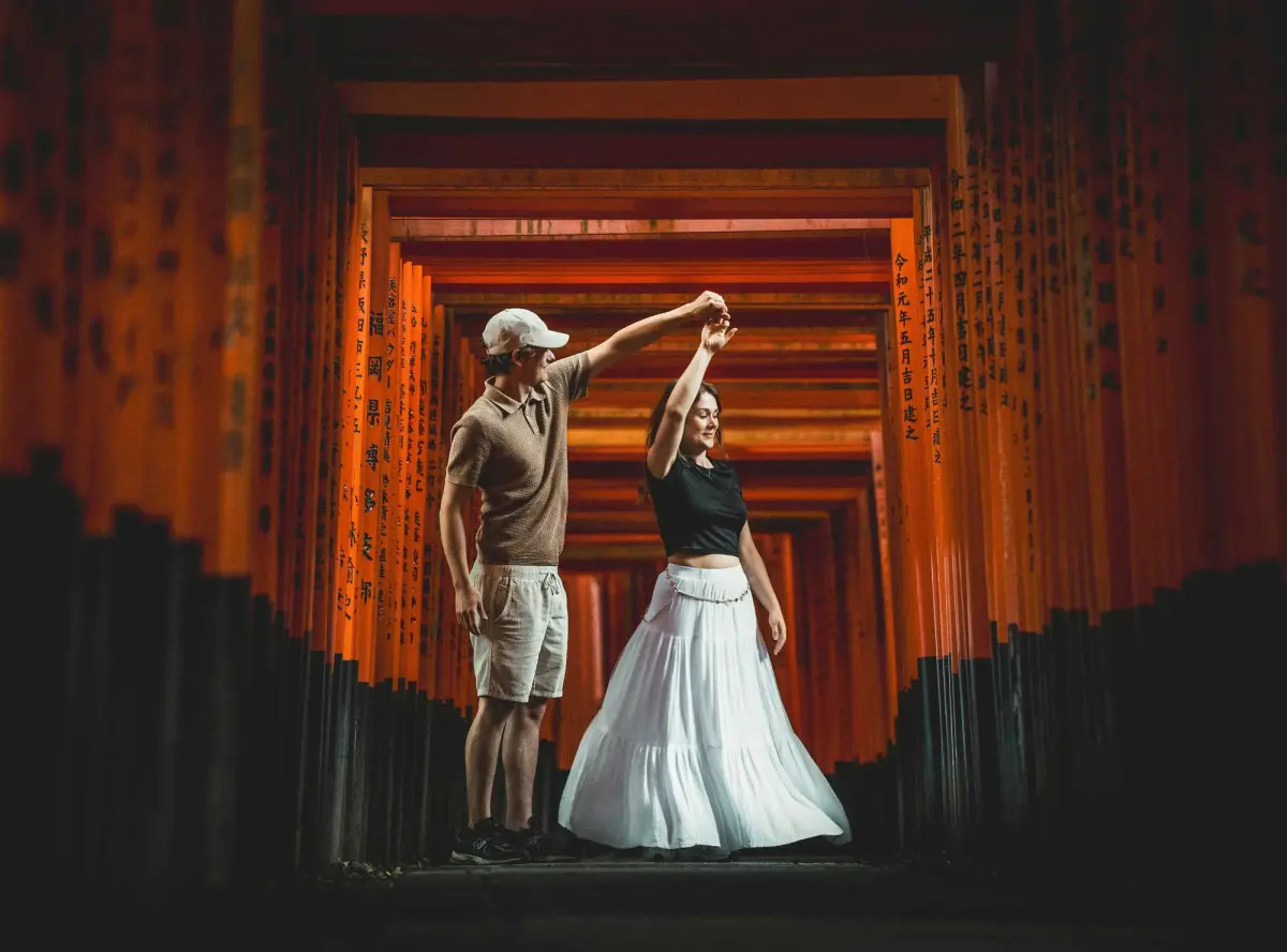 Lukas & Maria — tanzend unter den Torii-Toren in Kyoto